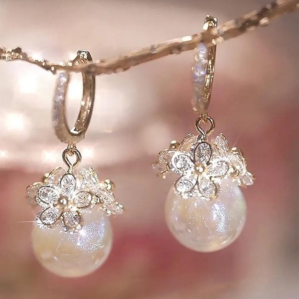 Simulation Pearl Long Earrings:
- Style: 2022 New Trend
- Design: Flower Rhinestone
- Type: Wedding Pendant Earrings