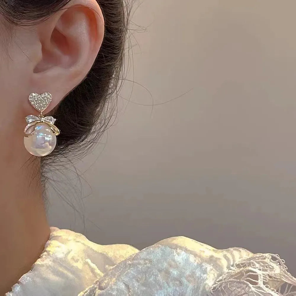 Simulation Pearl Long Earrings:
- Style: 2022 New Trend
- Design: Flower Rhinestone
- Type: Wedding Pendant Earrings