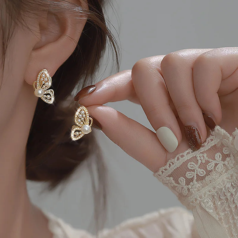 Simulation Pearl Long Earrings:
- Style: 2022 New Trend
- Design: Flower Rhinestone
- Type: Wedding Pendant Earrings