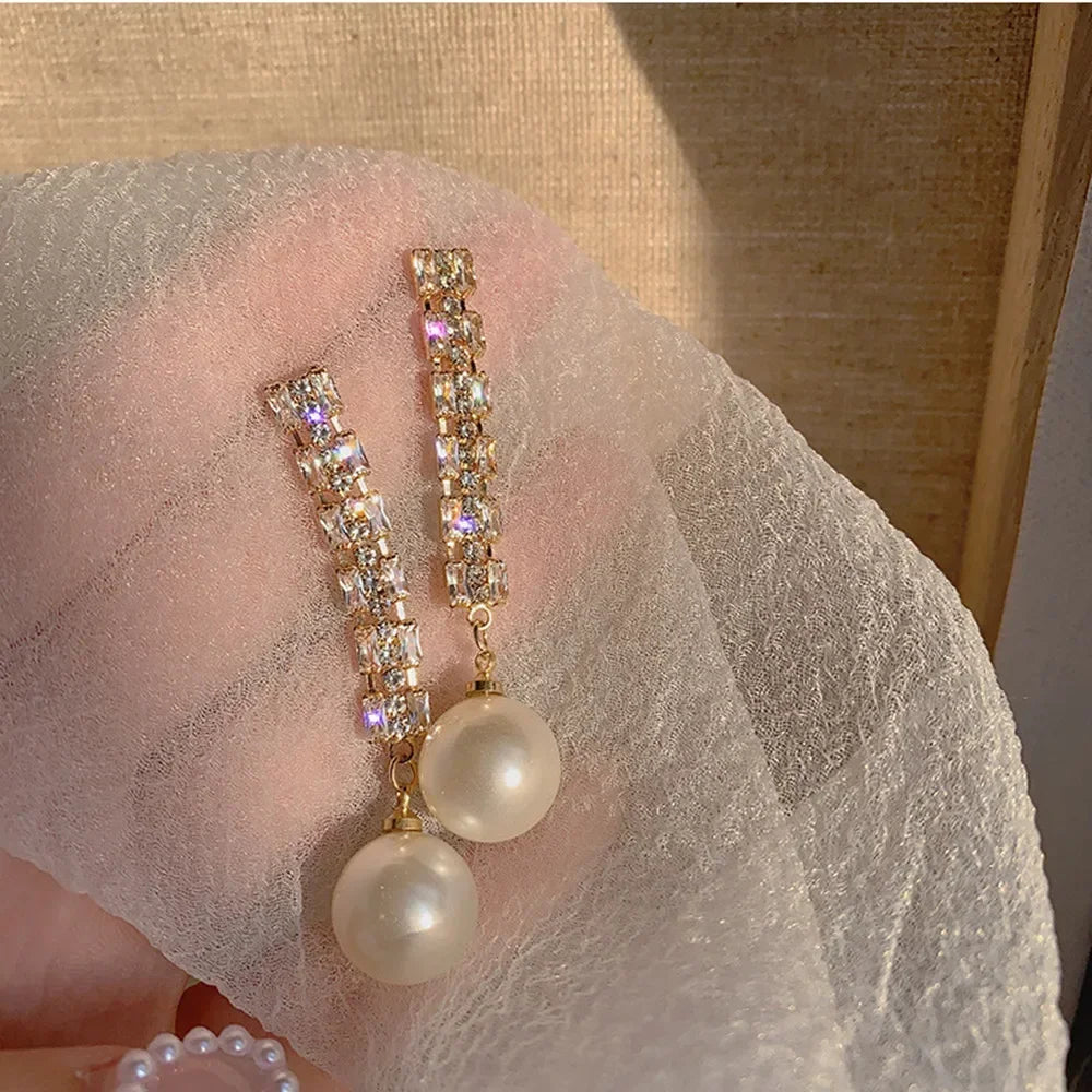 Simulation Pearl Long Earrings:
- Style: 2022 New Trend
- Design: Flower Rhinestone
- Type: Wedding Pendant Earrings