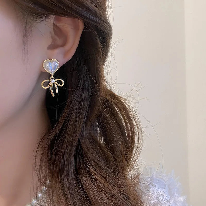 Simulation Pearl Long Earrings:
- Style: 2022 New Trend
- Design: Flower Rhinestone
- Type: Wedding Pendant Earrings