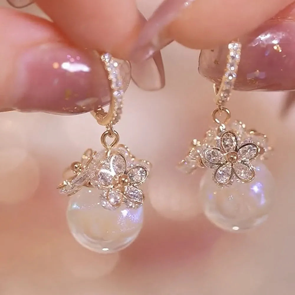 Simulation Pearl Long Earrings:
- Style: 2022 New Trend
- Design: Flower Rhinestone
- Type: Wedding Pendant Earrings