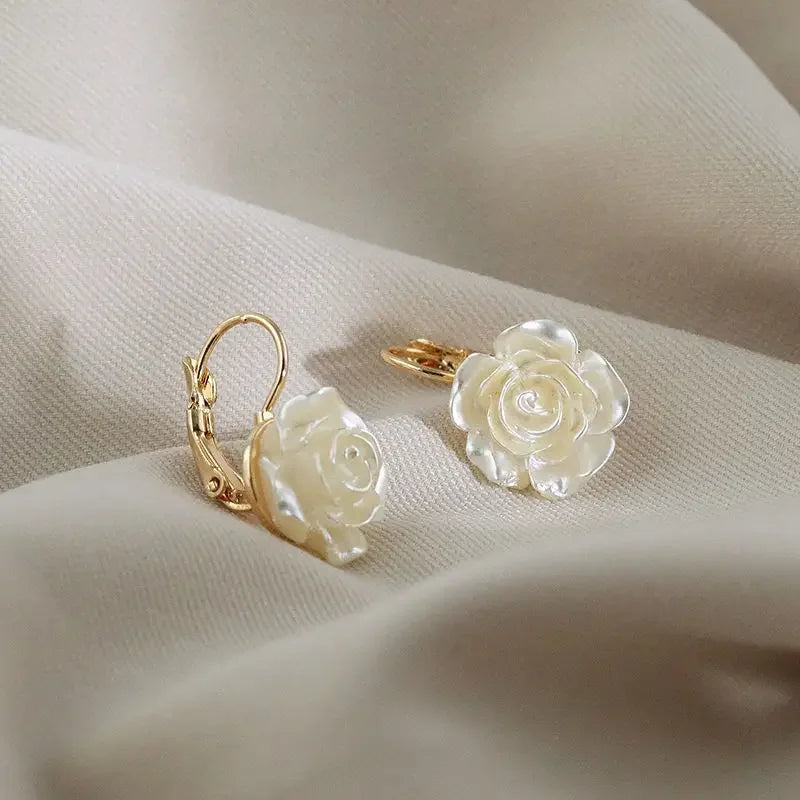 White Enamel Flower Stud Earrings:
- Style: Folded Unique Design
- Material: Multi-layers Floral
- For: Women
- Year:2024 New