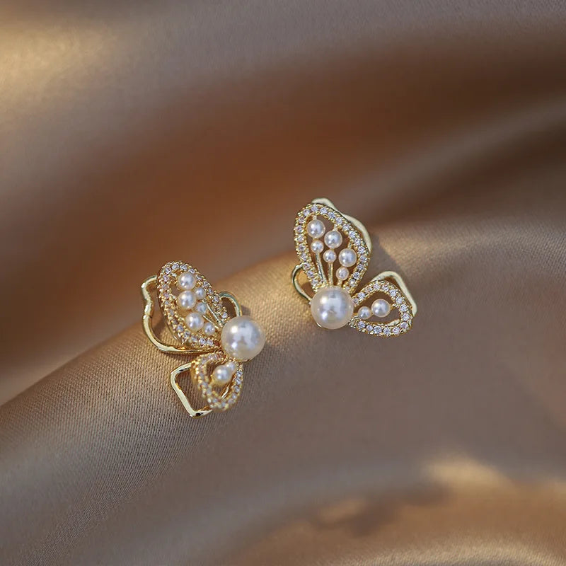 Simulation Pearl Long Earrings:
- Style: 2022 New Trend
- Design: Flower Rhinestone
- Type: Wedding Pendant Earrings