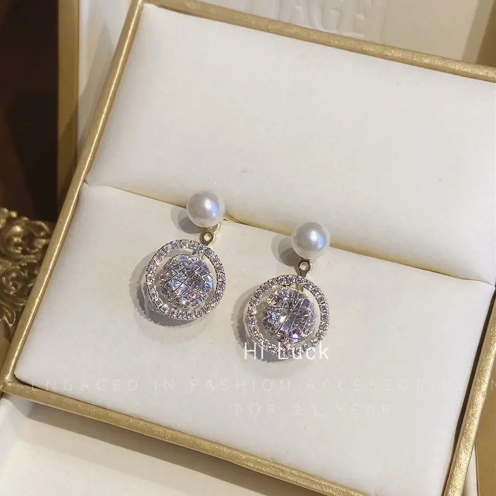 Simulation Pearl Long Earrings:
- Style: 2022 New Trend
- Design: Flower Rhinestone
- Type: Wedding Pendant Earrings