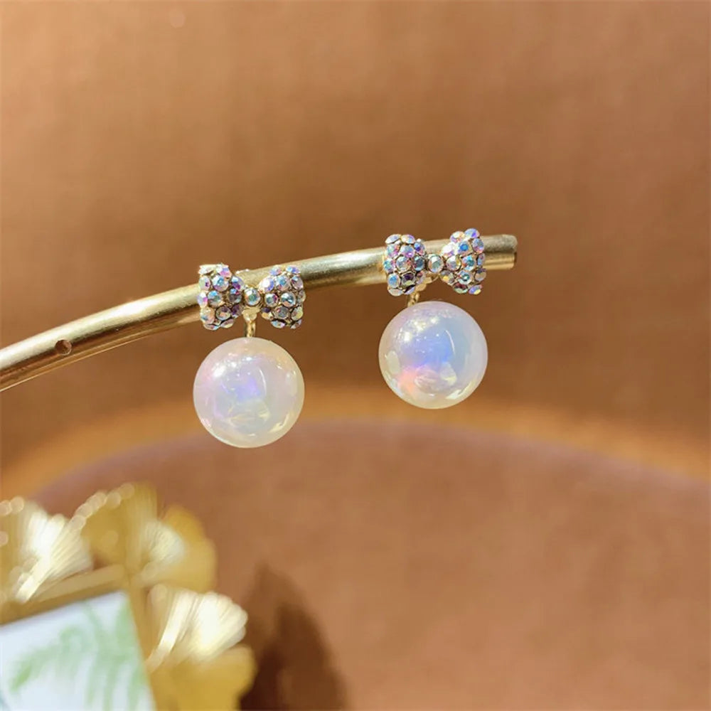 Simulation Pearl Long Earrings:
- Style: 2022 New Trend
- Design: Flower Rhinestone
- Type: Wedding Pendant Earrings