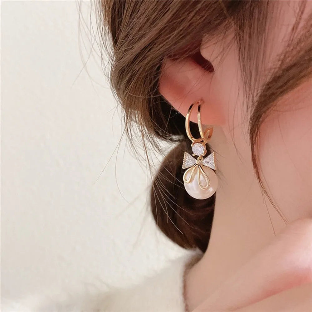 Simulation Pearl Long Earrings:
- Style: 2022 New Trend
- Design: Flower Rhinestone
- Type: Wedding Pendant Earrings