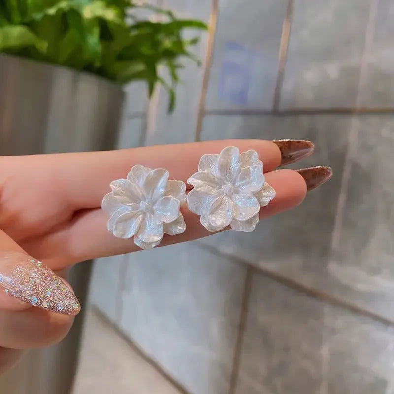 White Enamel Flower Stud Earrings:
- Style: Folded Unique Design
- Material: Multi-layers Floral
- For: Women
- Year:2024 New