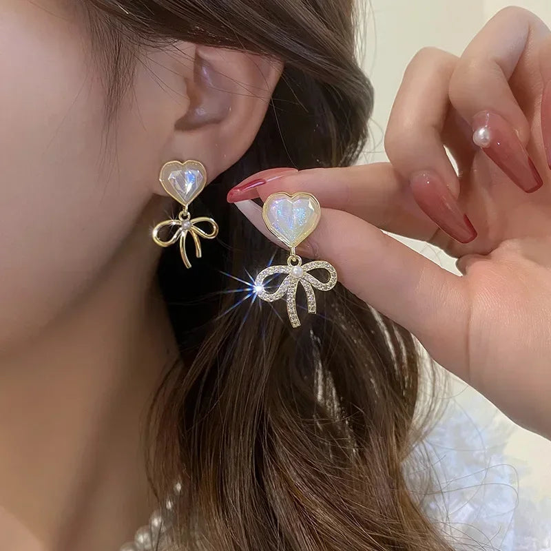 Simulation Pearl Long Earrings:
- Style: 2022 New Trend
- Design: Flower Rhinestone
- Type: Wedding Pendant Earrings