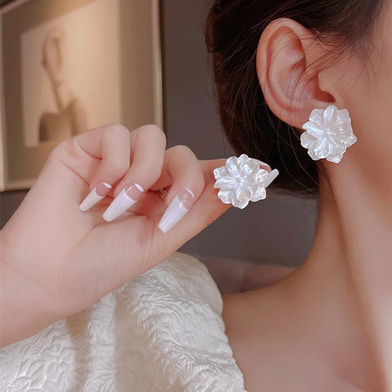 White Enamel Flower Stud Earrings:
- Style: Folded Unique Design
- Material: Multi-layers Floral
- For: Women
- Year:2024 New