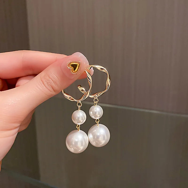 Simulation Pearl Long Earrings:
- Style: 2022 New Trend
- Design: Flower Rhinestone
- Type: Wedding Pendant Earrings