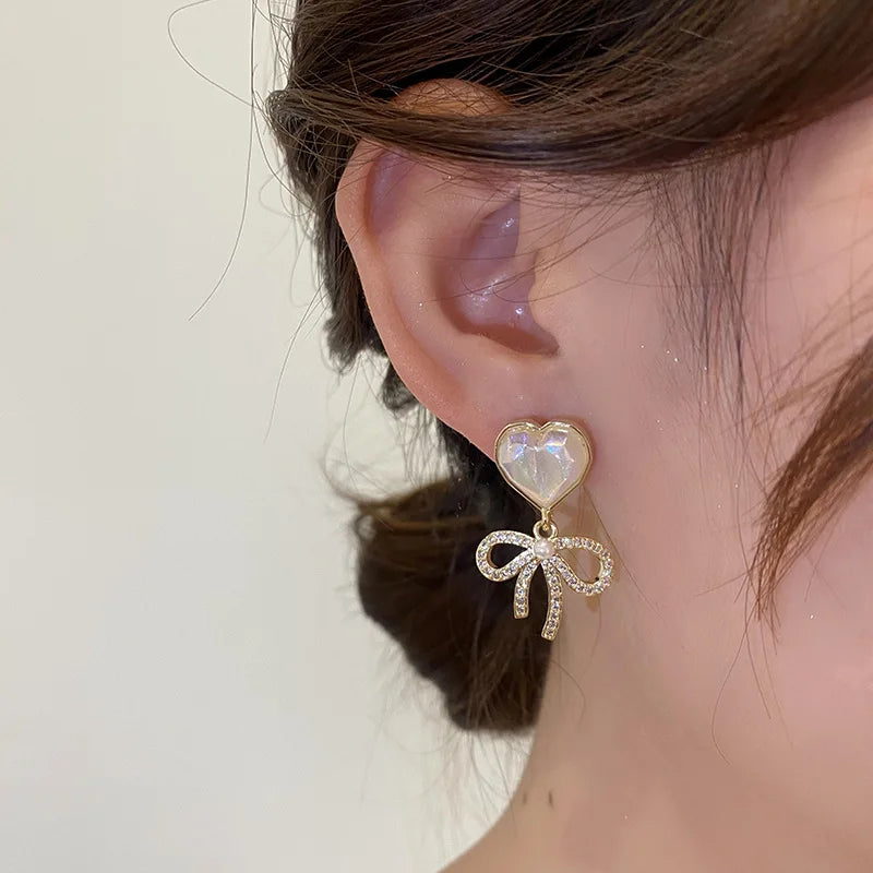 Simulation Pearl Long Earrings:
- Style: 2022 New Trend
- Design: Flower Rhinestone
- Type: Wedding Pendant Earrings