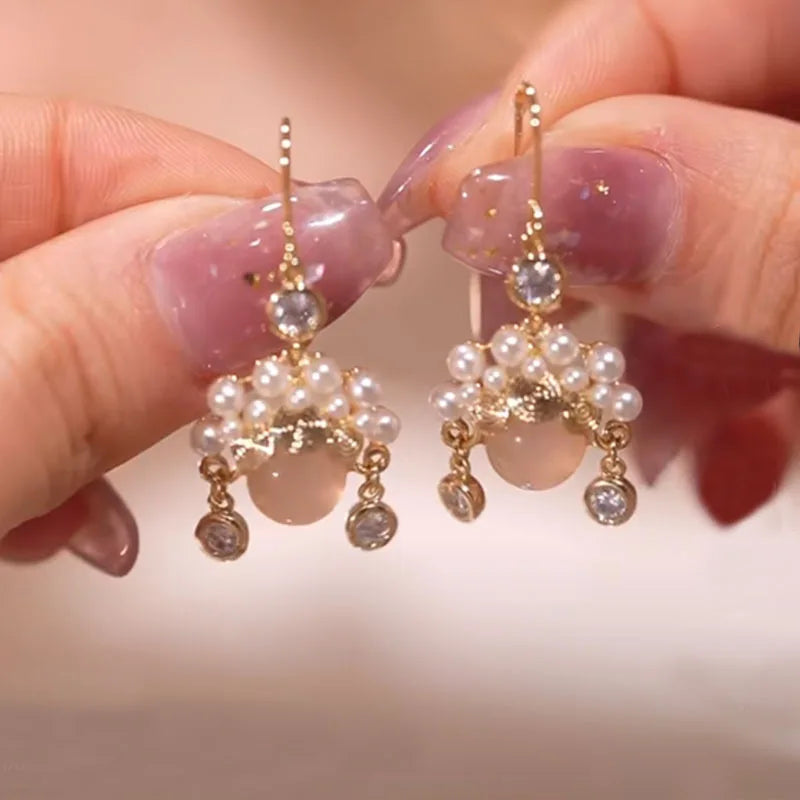 Simulation Pearl Long Earrings:
- Style: 2022 New Trend
- Design: Flower Rhinestone
- Type: Wedding Pendant Earrings