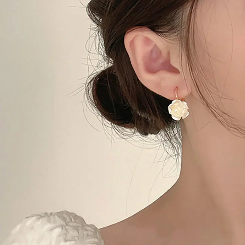 White Enamel Flower Stud Earrings:
- Style: Folded Unique Design
- Material: Multi-layers Floral
- For: Women
- Year:2024 New