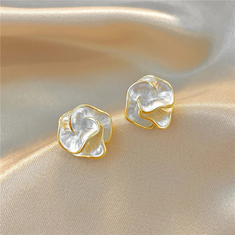 White Enamel Flower Stud Earrings:
- Style: Folded Unique Design
- Material: Multi-layers Floral
- For: Women
- Year:2024 New