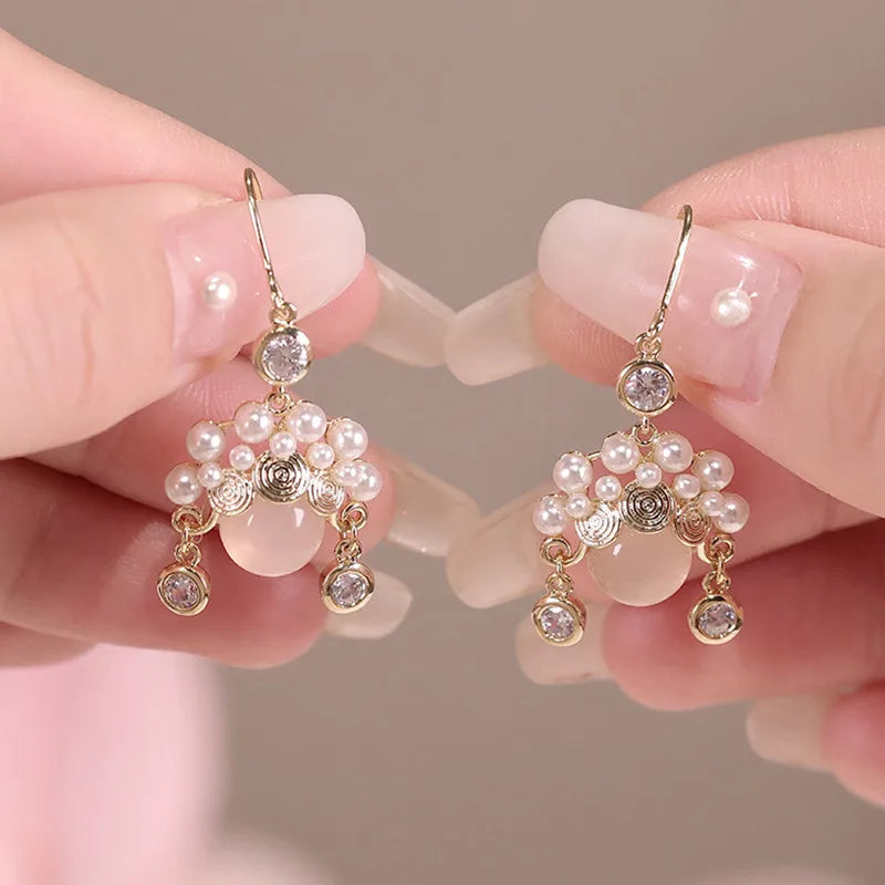 Simulation Pearl Long Earrings:
- Style: 2022 New Trend
- Design: Flower Rhinestone
- Type: Wedding Pendant Earrings