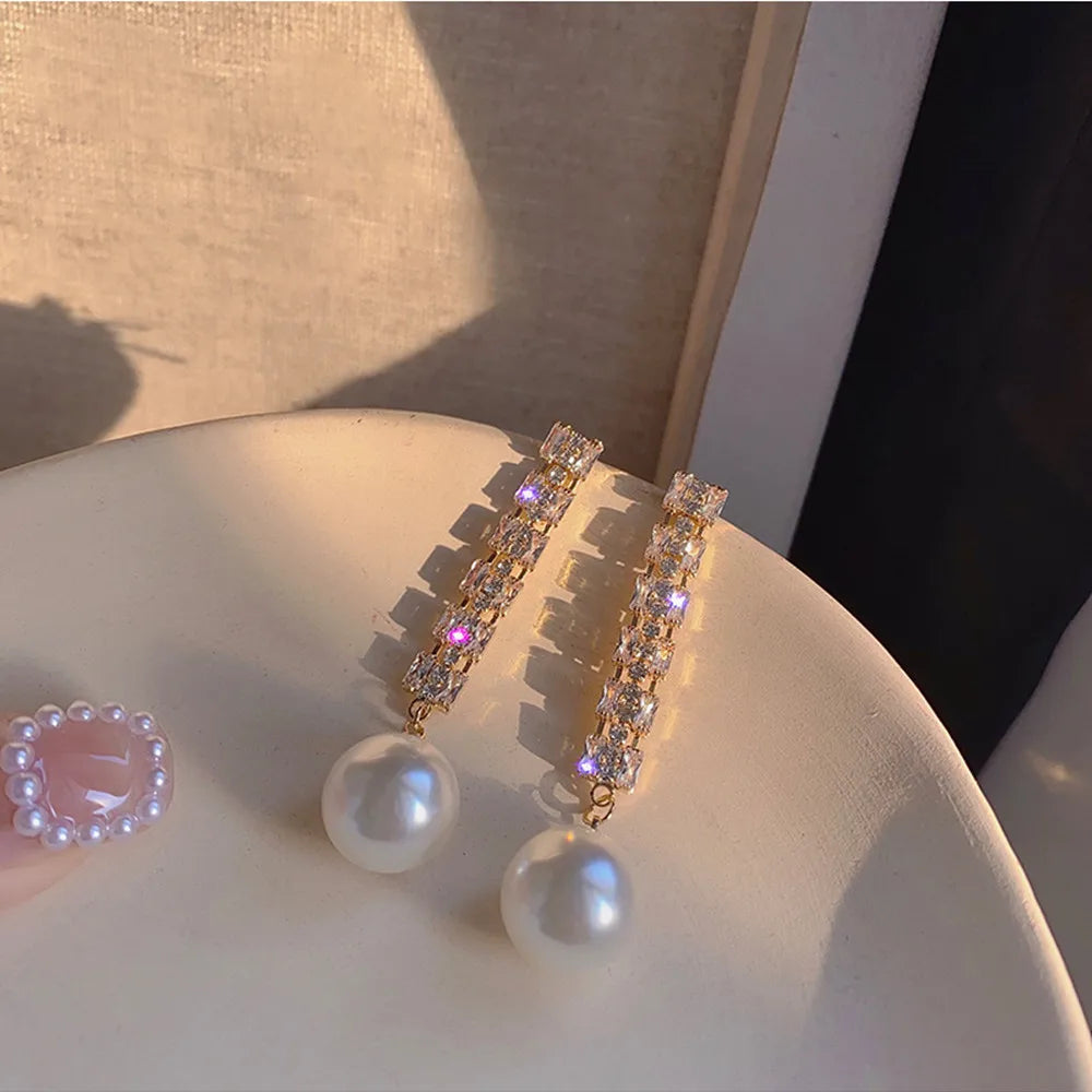 Simulation Pearl Long Earrings:
- Style: 2022 New Trend
- Design: Flower Rhinestone
- Type: Wedding Pendant Earrings